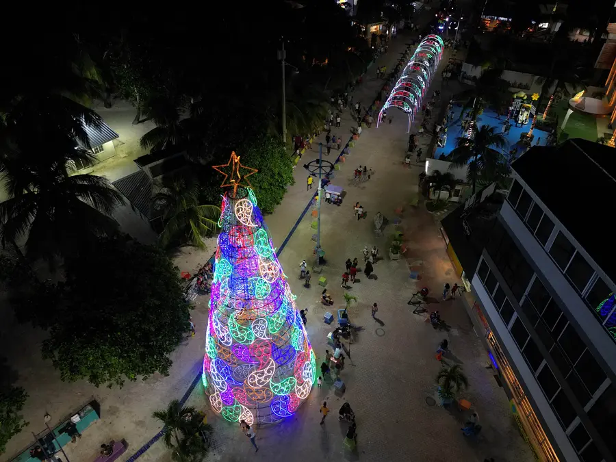 Instalación de alumbrado navideño y ornamental de EMDESAI en San Andrés Isla