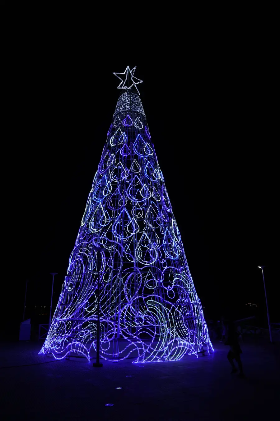 Estructuras luminosas navideñas montadas en un espacio público de San Andrés