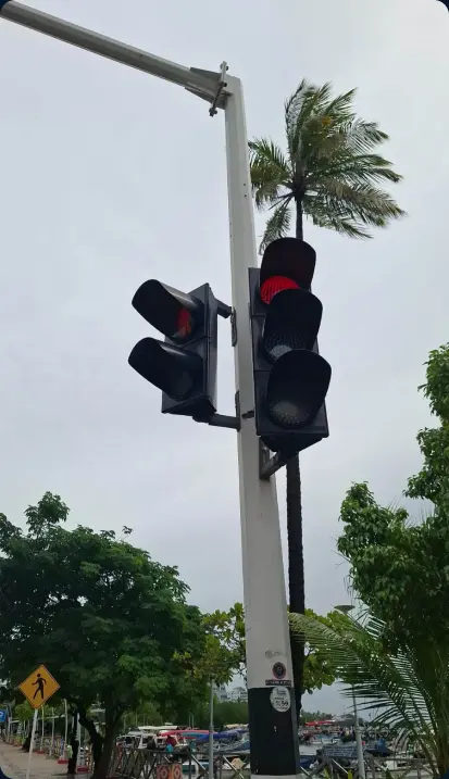 Controlador e intersección semaforizada mantenida por EMDESAI